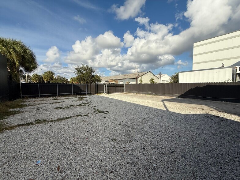 More Photos Of 1717 W Kennedy Blvd, Tampa Warehouse For Sale