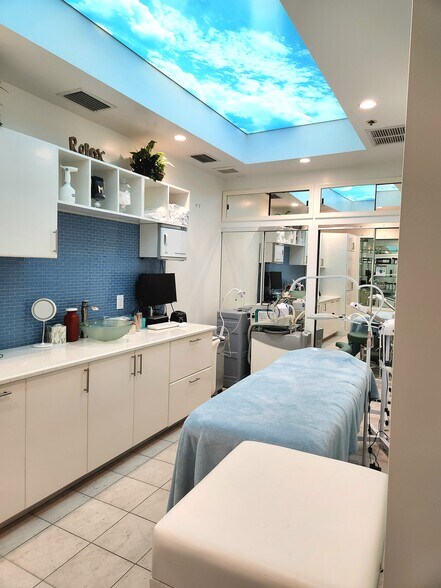 More Photos Of 681 Goodlette Rd N, Naples Medical For Lease