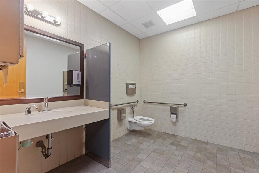 More Photos Of 100 Corporate Pl, Peabody Unknown For Lease