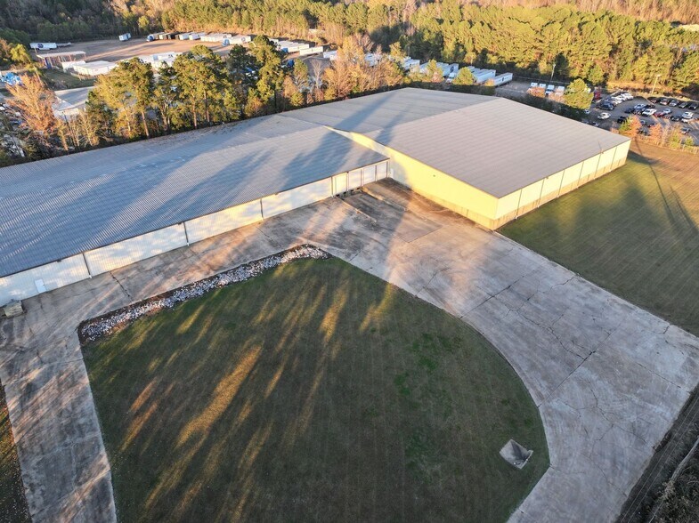 More Photos Of 1014 Industrial Park Dr, Clinton Warehouse For Lease