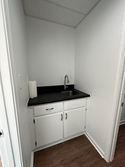 More Photos Of 1484 Lake City Industrial Ct, Morrow Flex For Lease