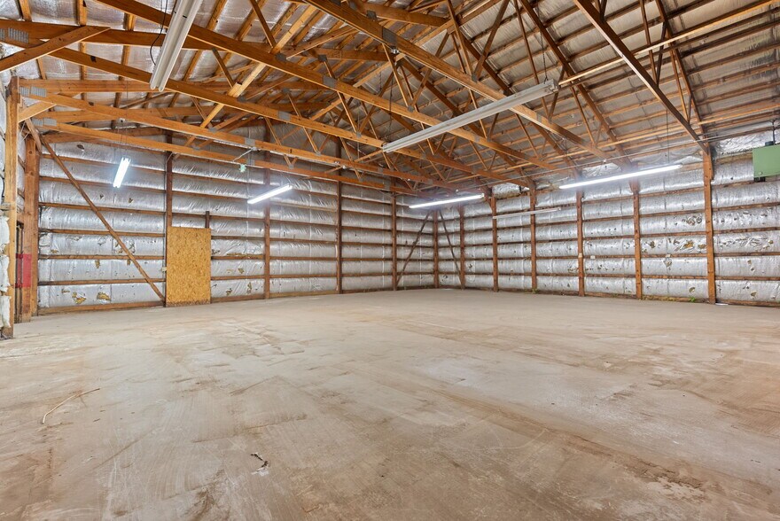 More Photos Of 314 E Market St, Warsaw Showroom For Sale