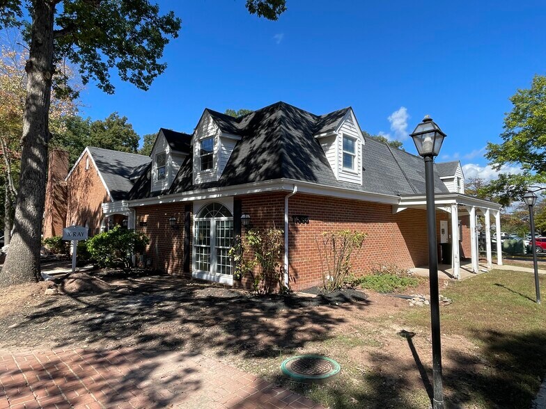 Primary Photo Of 11335 Pembrooke Sq, Waldorf Medical For Sale