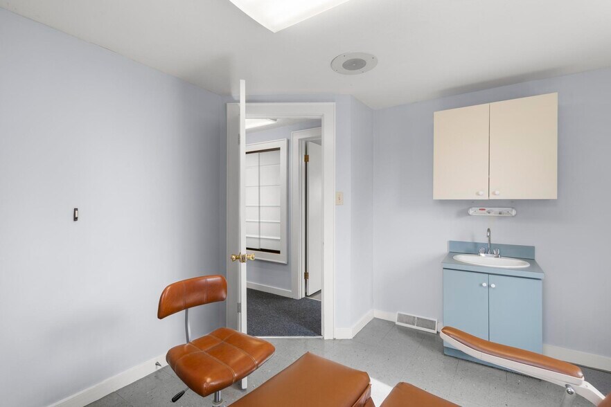 More Photos Of 128 Saltonstall Pky, East Haven Medical For Sale