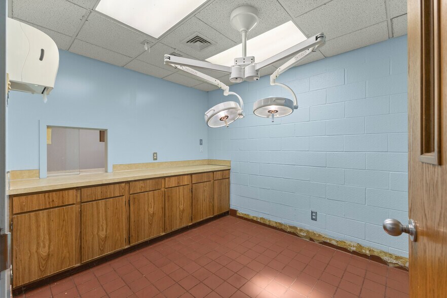 More Photos Of 435 Sumpter rd, Belleville Hospital For Sale