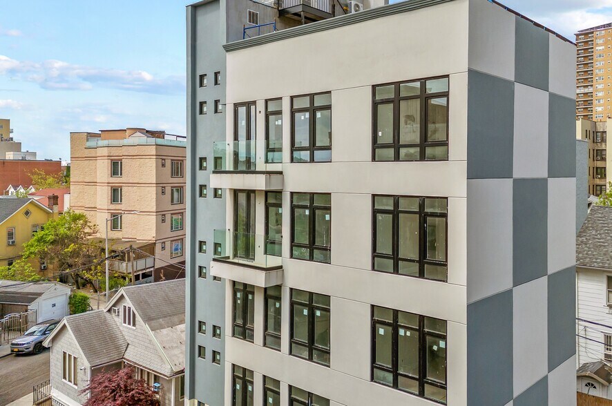 Primary Photo Of 31 Brighton 2nd Pl, Brooklyn Apartments For Sale