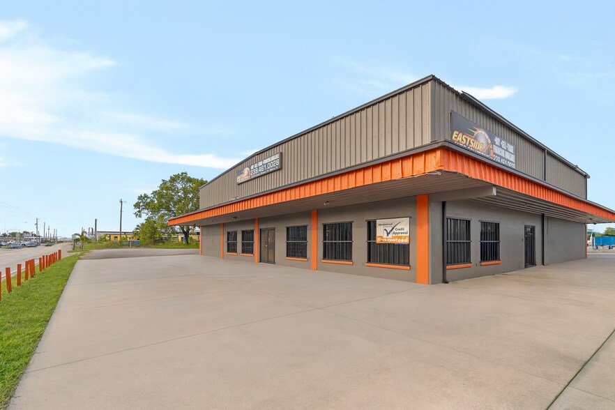 Primary Photo Of 2575 Fowler St, Fort Myers Auto Dealership For Sale