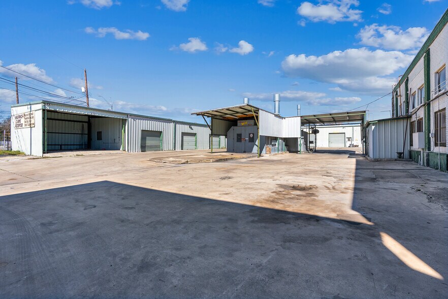 More Photos Of 103 Blanco Rd, San Antonio Auto Repair For Lease