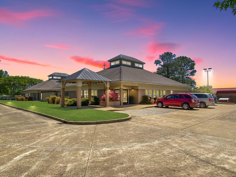Primary Photo Of 1043 S Madison St, Tupelo Office For Sale