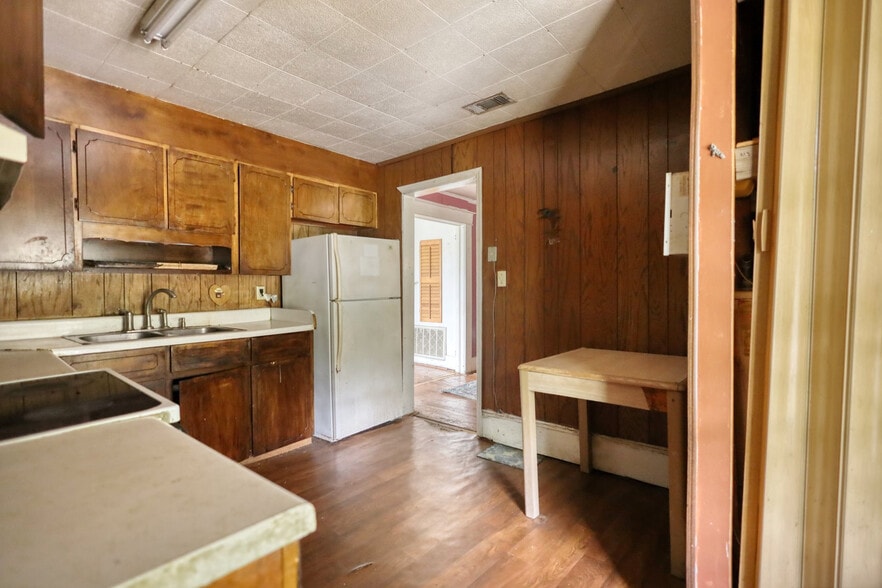 More Photos Of 510 S Camellia Blvd, Fort Valley Convenience Store For Sale