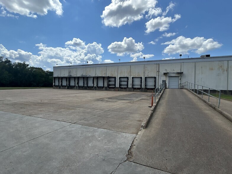 More Photos Of 750 Boling St, Jackson Light Distribution For Lease