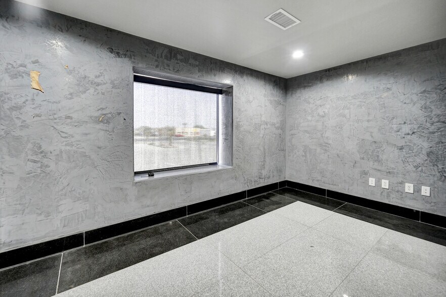 More Photos Of 2903 Wall St, Midland Office For Lease