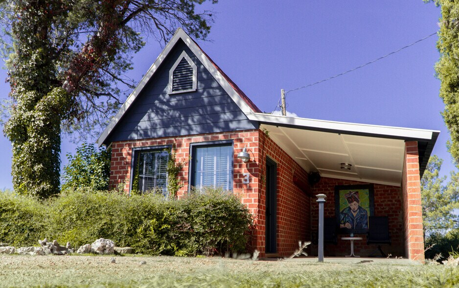 More Photos Of 2710 S Commercial Ave, Coleman Hotel For Sale