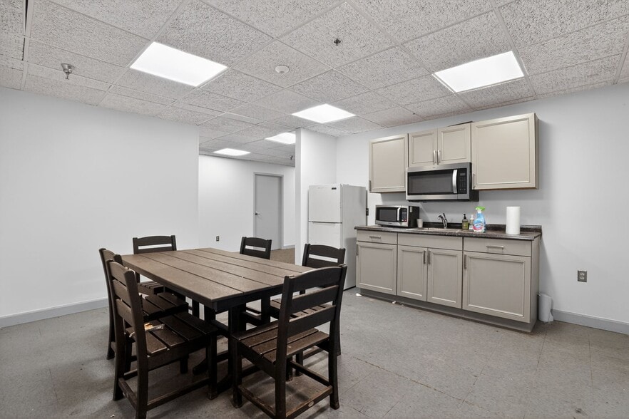 More Photos Of 16000 Trade Zone Ave, Upper Marlboro Warehouse For Sale
