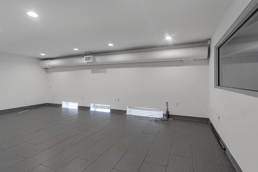 More Photos Of 3114 Tonnelle Ave, North Bergen Showroom For Lease