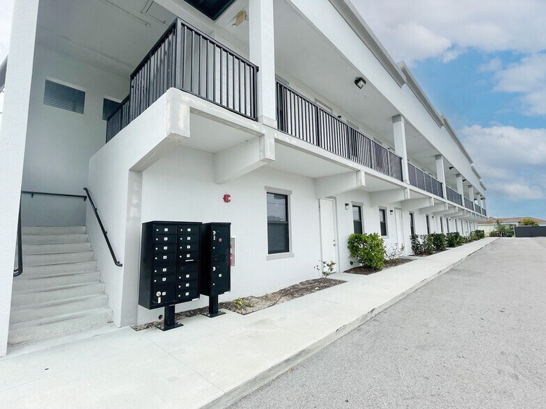 More Photos Of 907 Skyline Blvd, Cape Coral Apartments For Sale