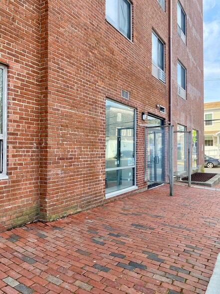 More Photos Of 76 Broadway, Newport Apartments For Lease