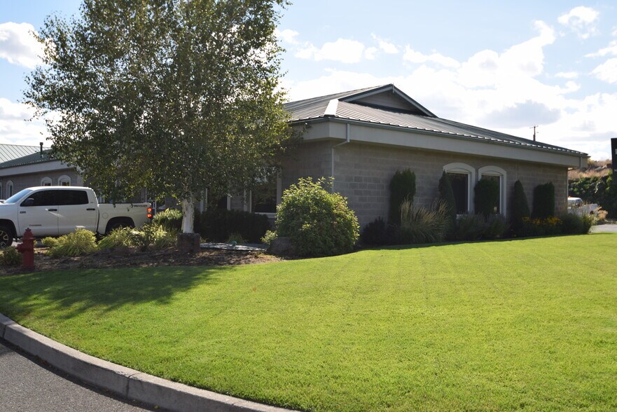 More Photos Of 63820 Clausen Rd, Bend Light Distribution For Sale