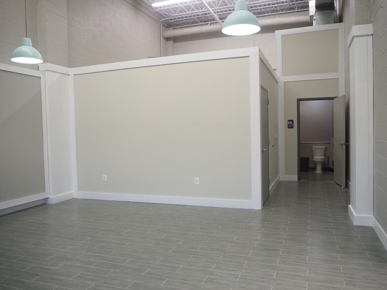 More Photos Of 301-366 Victory Dr, Herndon Flex For Lease