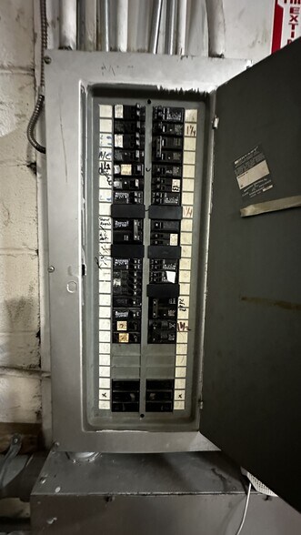 More Photos Of 530 Ray St, Freeport Manufacturing For Lease