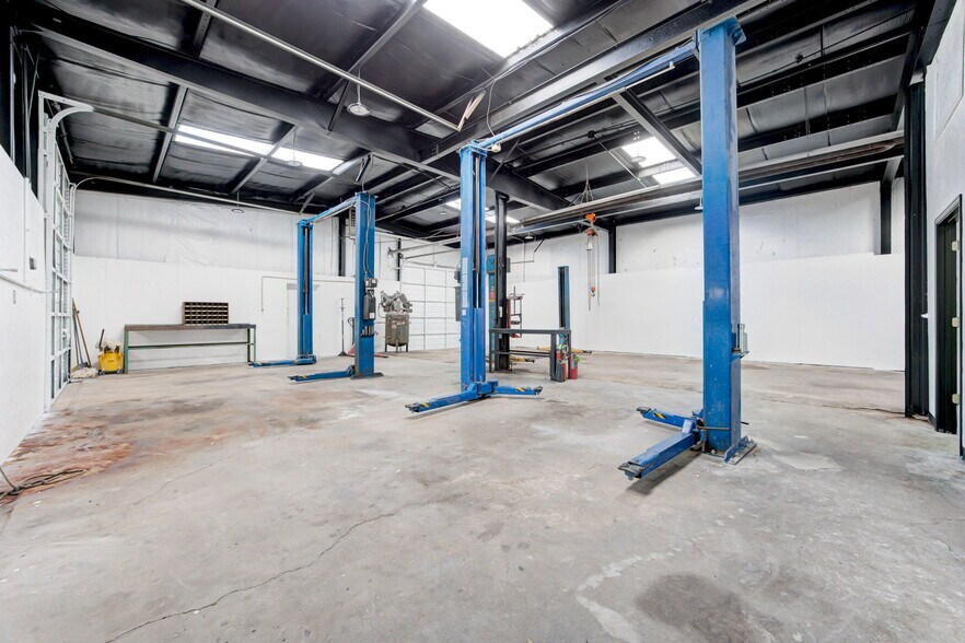 More Photos Of 1809 S Eastern Ave, Moore Auto Repair For Sale