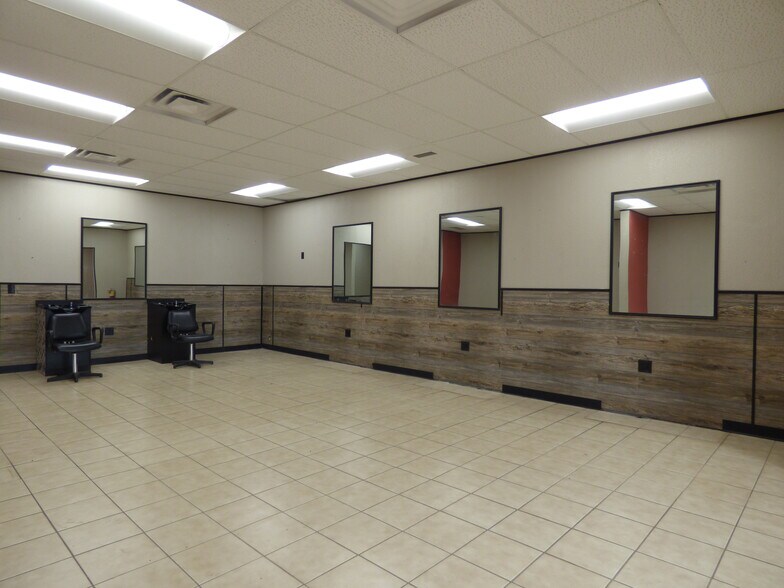 More Photos Of 800-826 S Front St, Mankato Storefront For Lease