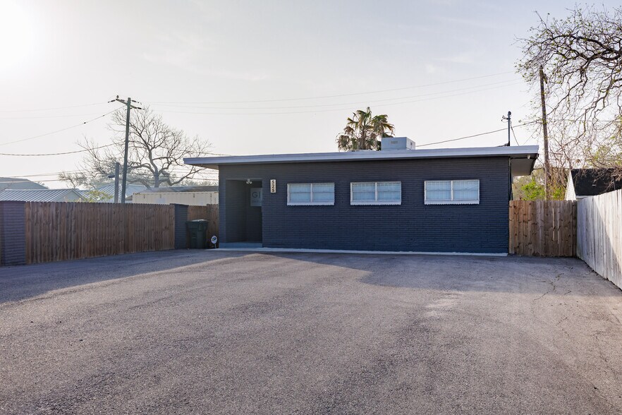 More Photos Of 525 Clifford St, Corpus Christi Office For Sale