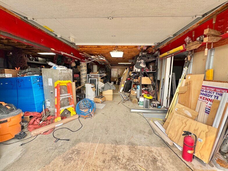 More Photos Of 19 Suffolk St, Freeport Office For Sale