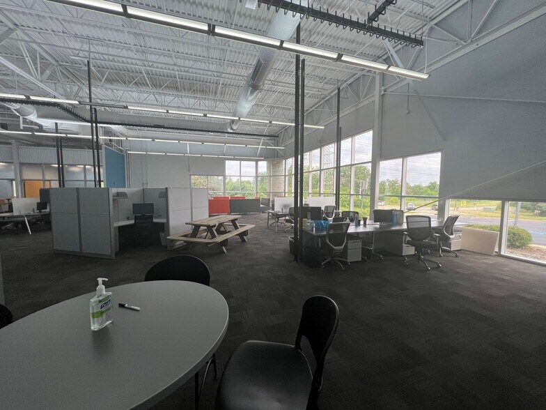 More Photos Of 5222-5230 33rd St SE, Grand Rapids Distribution For Sale