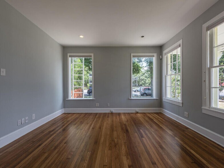 More Photos Of 2610 Manor Rd, Austin Freestanding For Lease