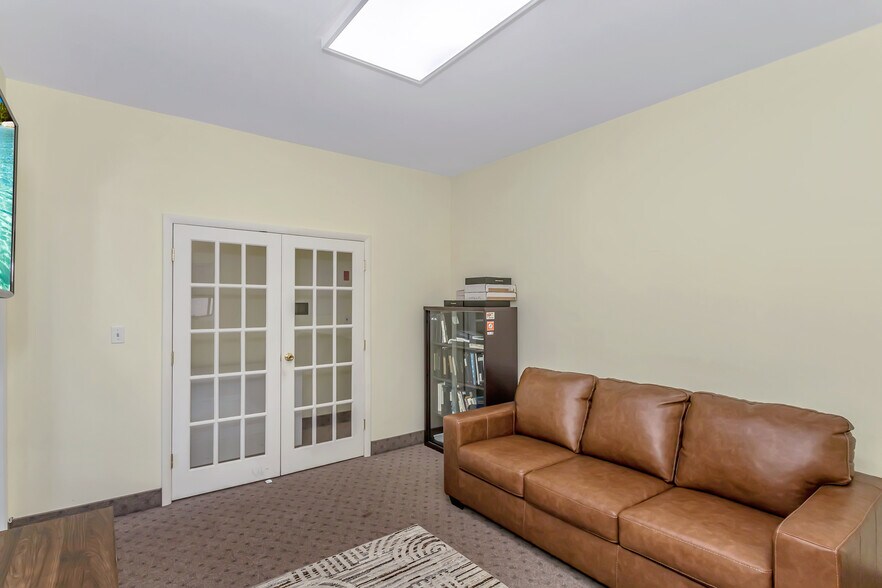 More Photos Of 219 Mineola Blvd, Mineola Office For Lease