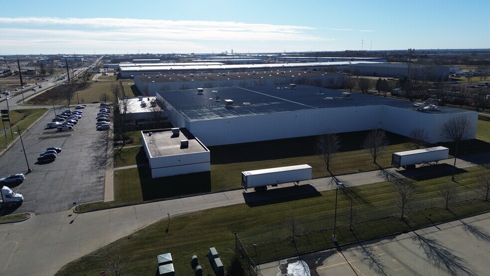 More Photos Of 4598-4602 Delaware Ave, Ankeny Light Distribution For Lease