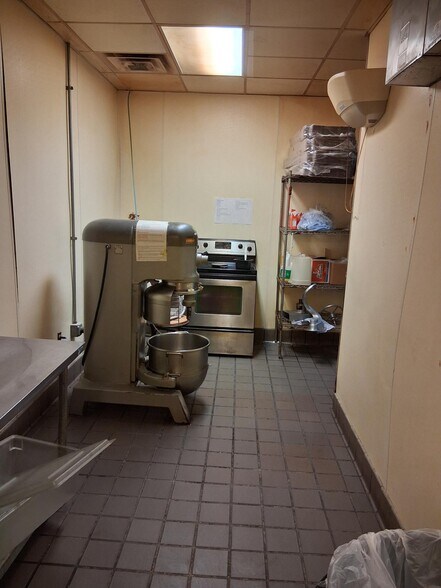 More Photos Of 605 S 10th St, Burlington General Retail For Sale