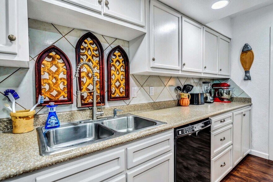 More Photos Of 208 Valley View Dr, Kerrville Lodge Meeting Hall For Sale