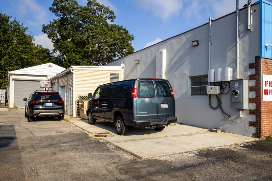 More Photos Of 1709 Newbridge Rd, North Bellmore Manufacturing For Sale