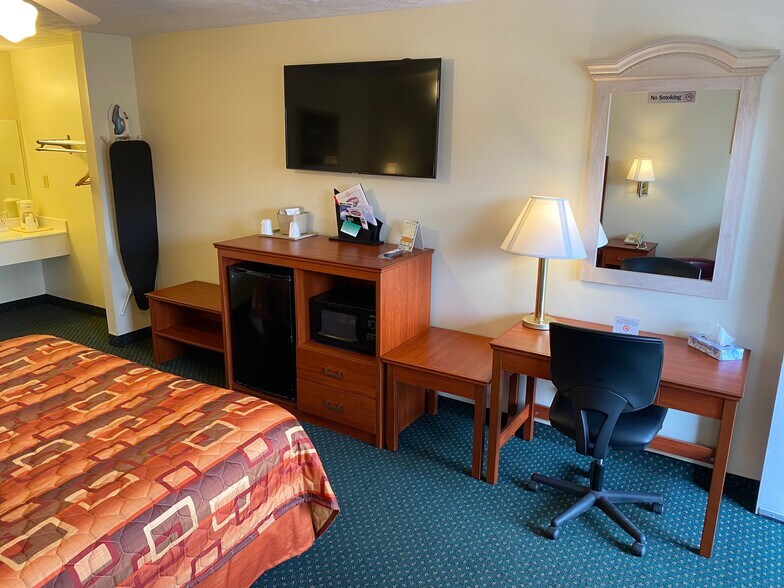 More Photos Of 2009 W Reelfoot Ave, Union City Hotel For Sale