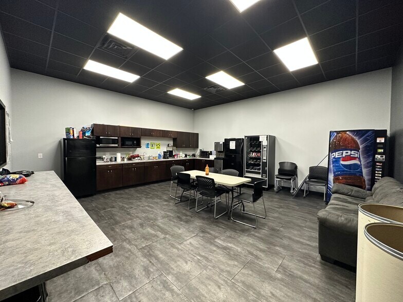 More Photos Of 7330 W 33rd St, Wichita Flex For Lease