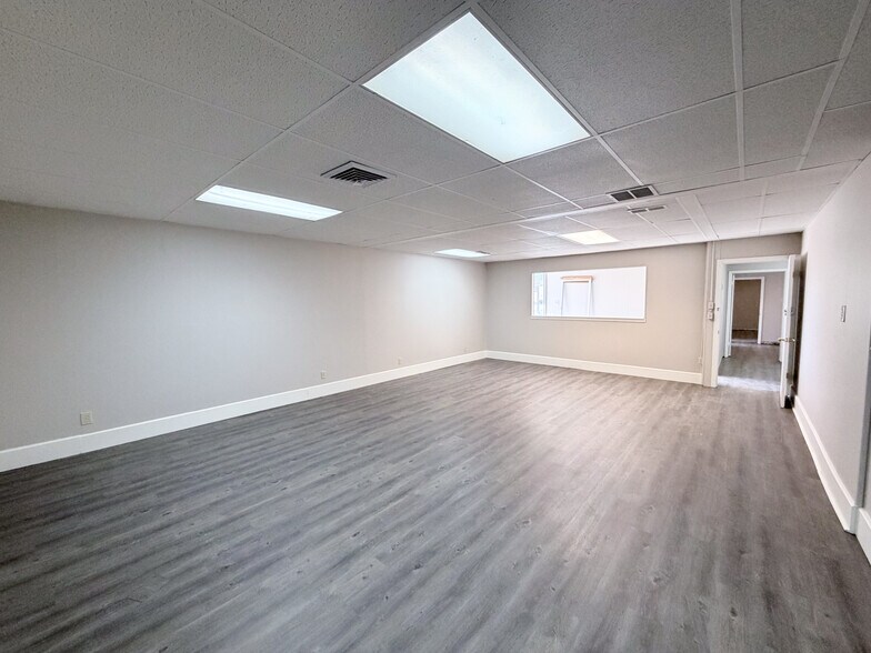 More Photos Of 511-513 W Rhapsody Dr, San Antonio Service For Lease