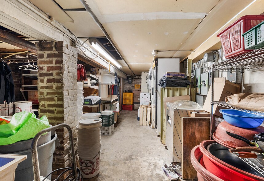 More Photos Of 676 Bloor St W, Toronto Storefront Retail Residential For Sale