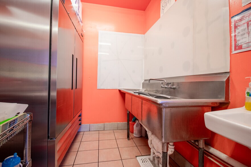 More Photos Of 518 Mill Ave, Conroe General Retail For Sale