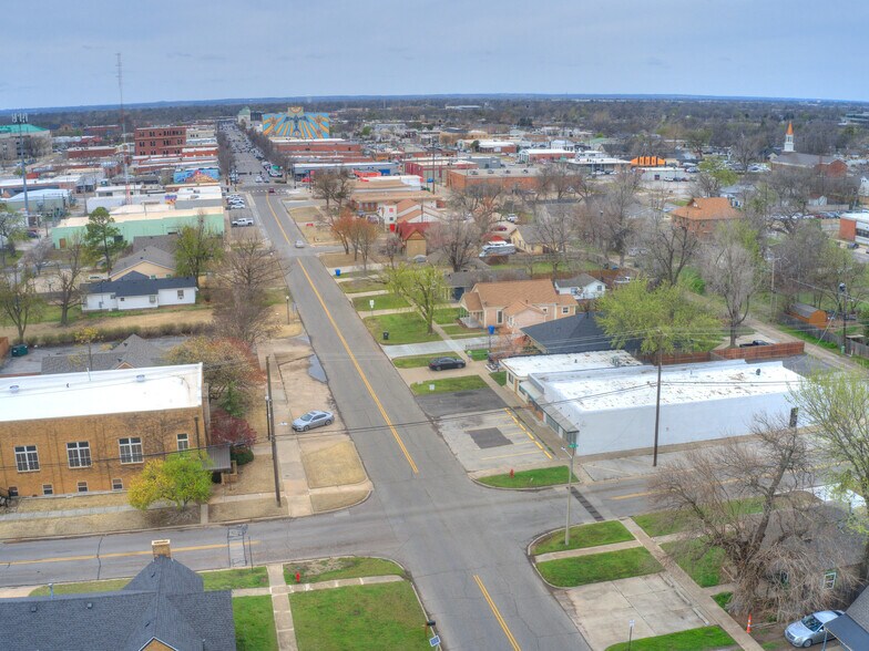 More Photos Of 527 E Main St, Norman Storefront For Lease
