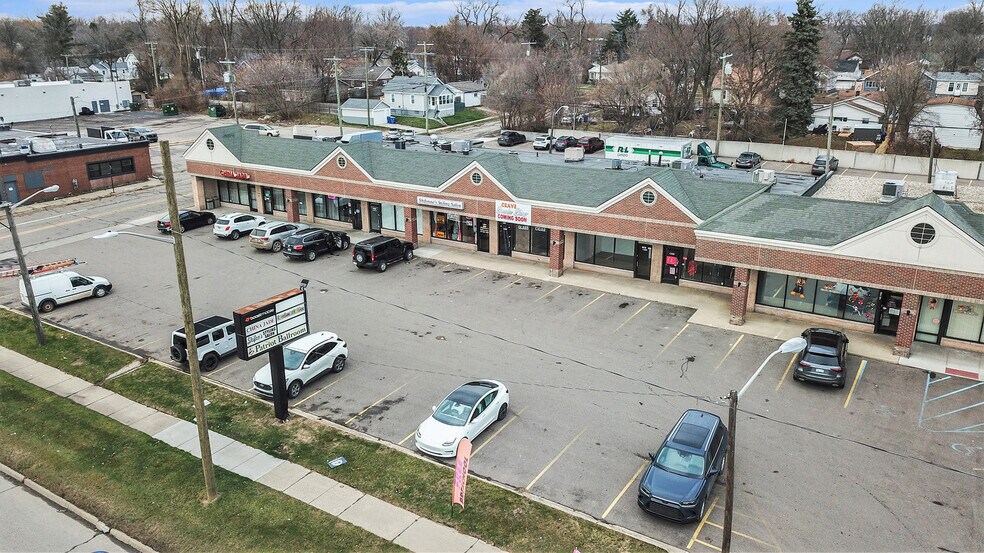 More Photos Of 1052-1072 W Huron St, Waterford Freestanding For Lease