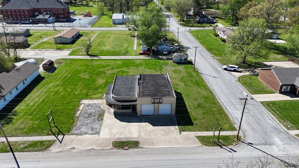 More Photos Of 39 N Walnut St, Tamaroa Specialty For Sale