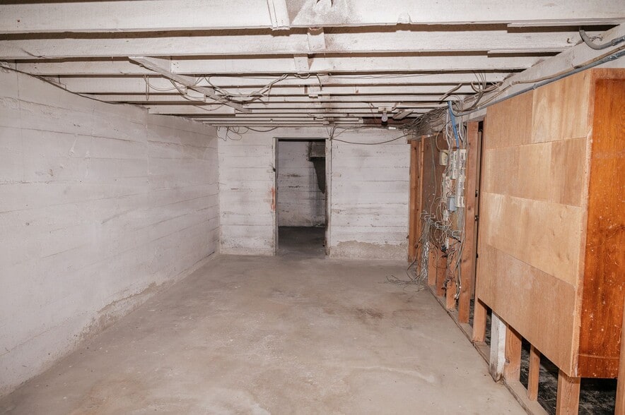 More Photos Of 435 Main St E, Trimont Flex For Sale