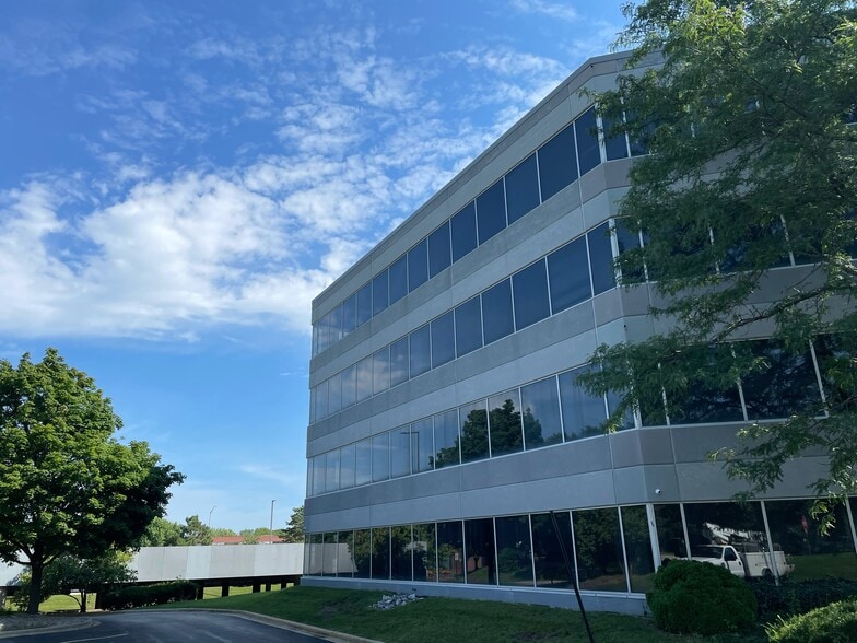 More Photos Of 1301 Basswood Rd, Schaumburg Office For Sale