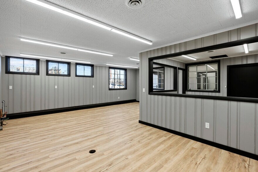 More Photos Of 5 Webb St, Windsor Locks Manufacturing For Lease