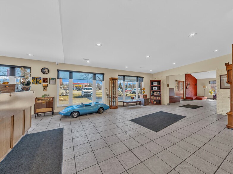 More Photos Of 2889 Howard Av, Windsor Hotel For Sale