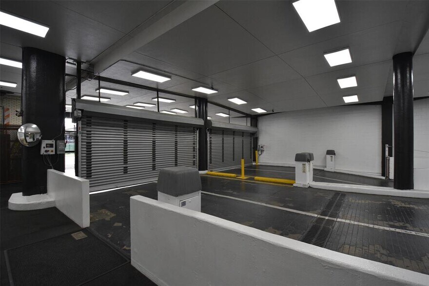 More Photos Of 2016 Main St, Houston Apartments For Sale