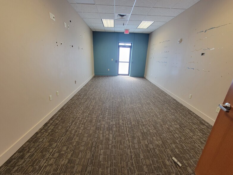 More Photos Of 2101 W 41st St, Sioux Falls General Retail For Lease
