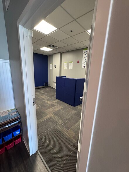 More Photos Of 413 NW Murray Rd, Lee's Summit Flex For Lease